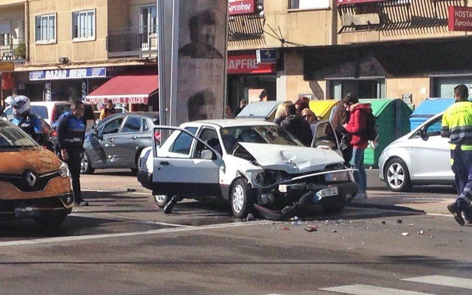 Un herido tras un accidente entre dos turismos en el paseo de San Vicente