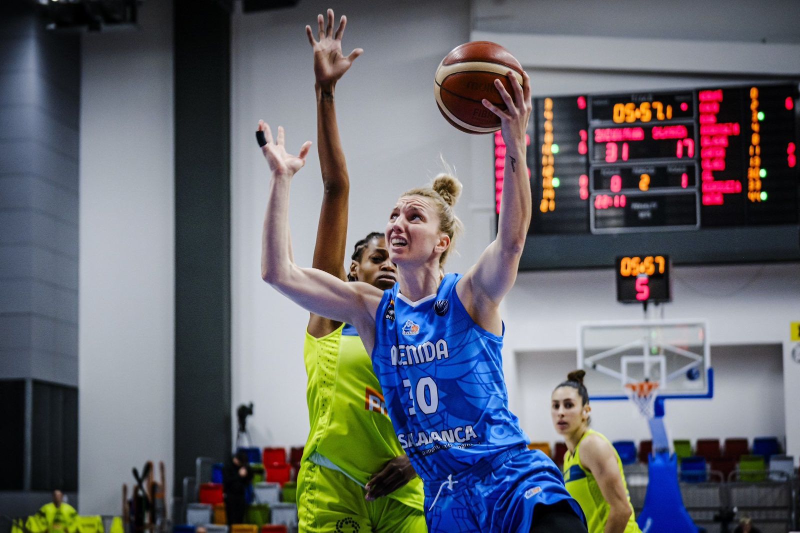 Laura Gil en una entrada a canasta durante el partido | Foto: Perfumerías Avenida
