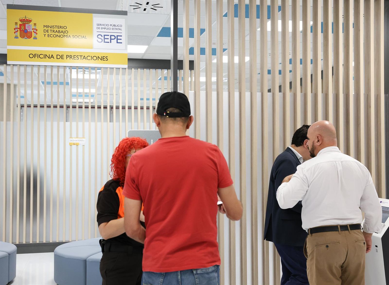 Varias personas en una oficina de empleo. Prestaciones   Marta Fernández Jara   Europa Press   Archivo