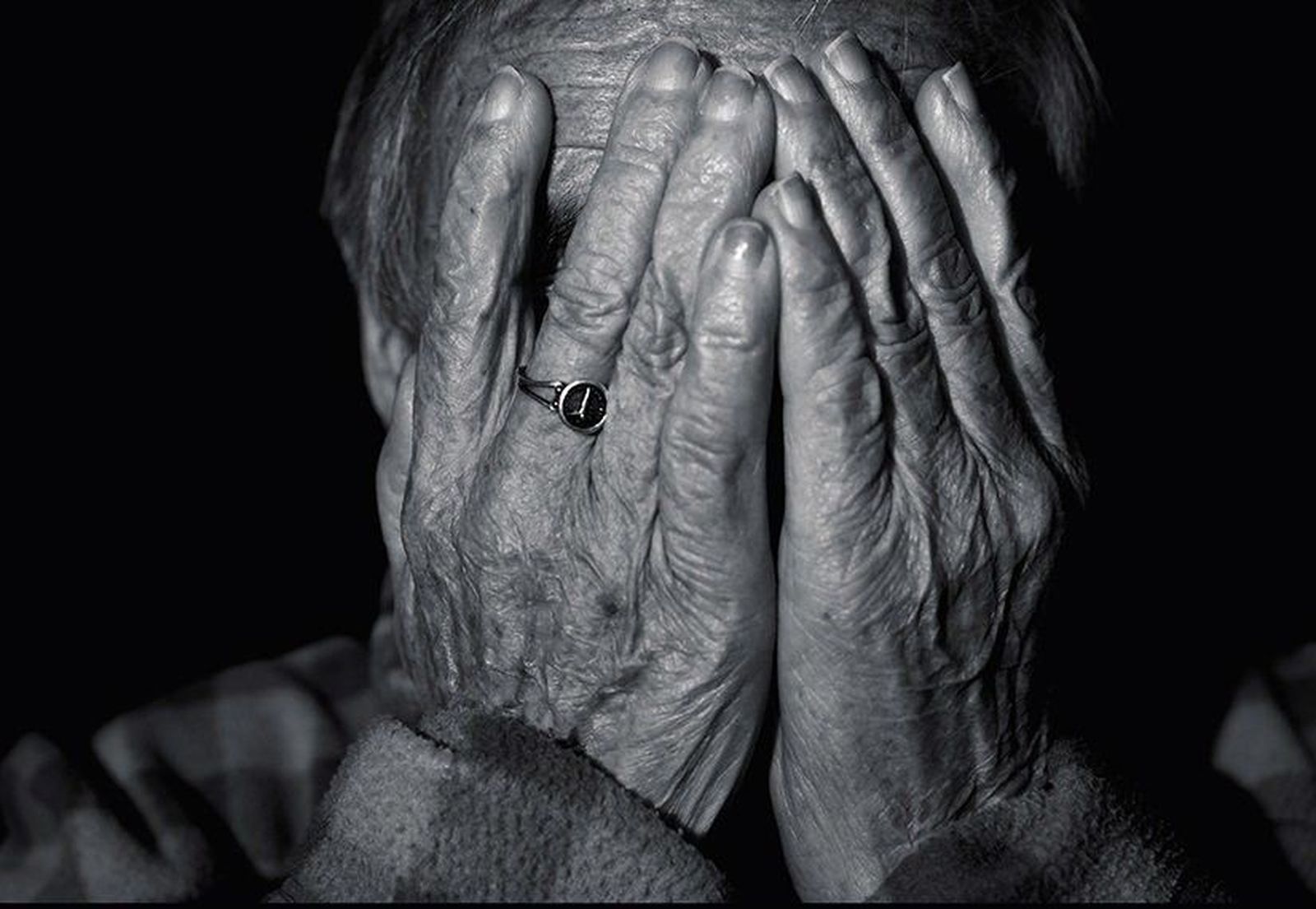 Aldeadávila inaugura ‘Arrugas’, la exposición de Mónica Egido sobre nuestros mayores