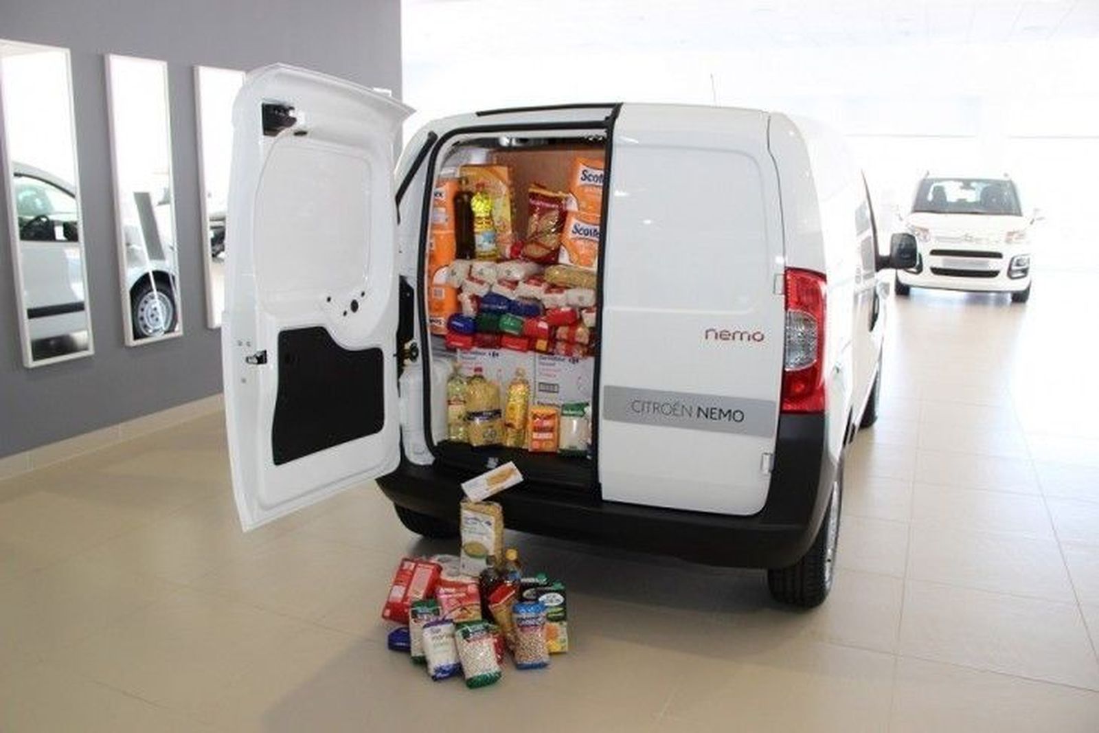 La Citroën Nemo ya está cargada con 400 kilos de alimentos