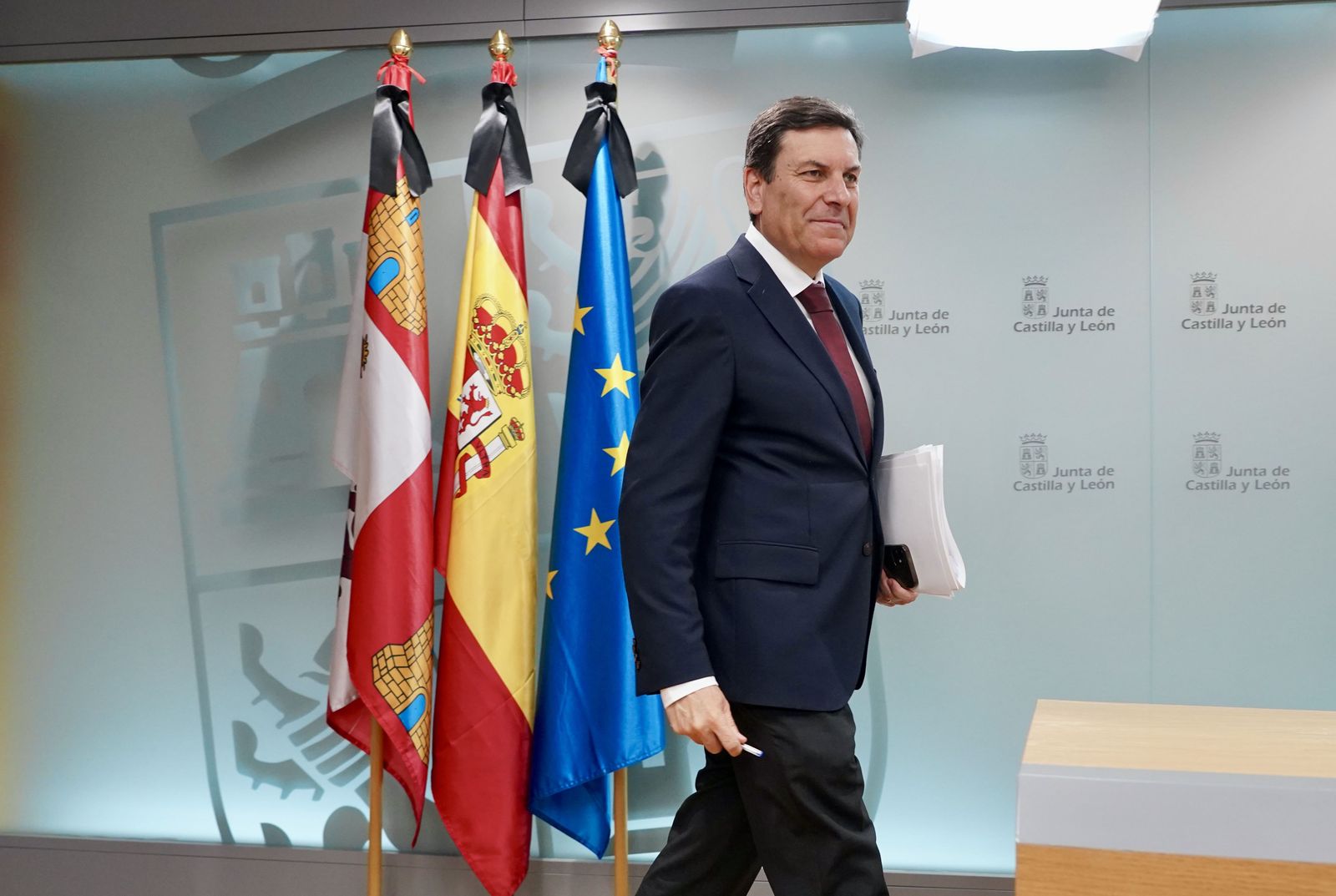 Leticia Pérez  ICAL . El consejero de Economía y Hacienda y portavoz, Carlos Fernández Carriedo, comparece en rueda de prensa posterior al Consejo de Gobierno