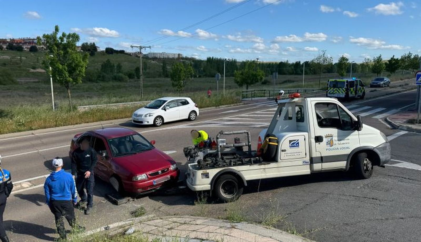 Accidente en la carretera de Vecinos con la Policía Local tras perder el control de su vehículo. S24H. Belén Hurtado.