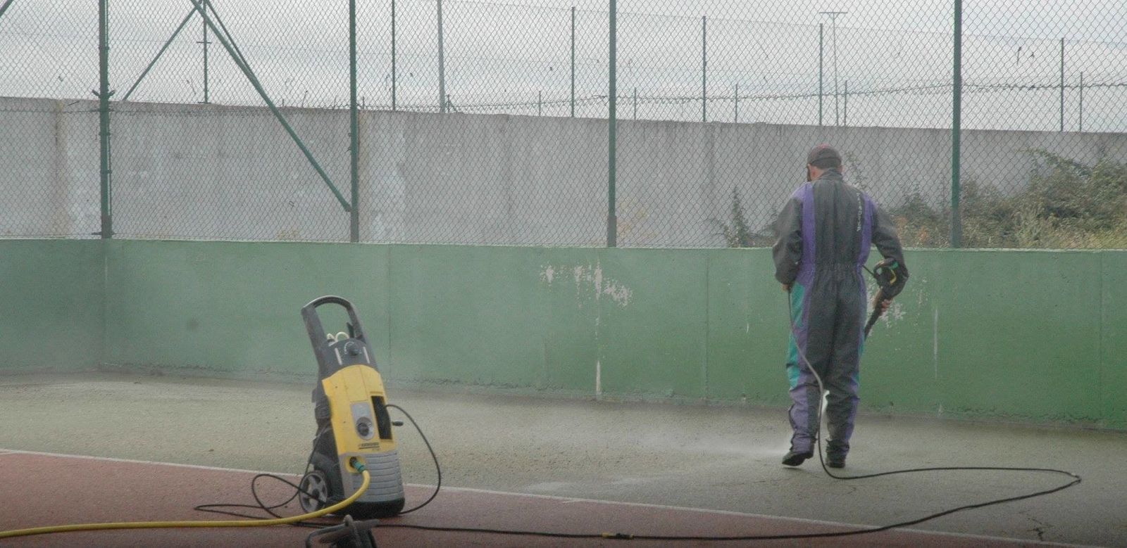 El Ayuntamiento pinta las pistas de tenis y el entorno del campo de fútbol