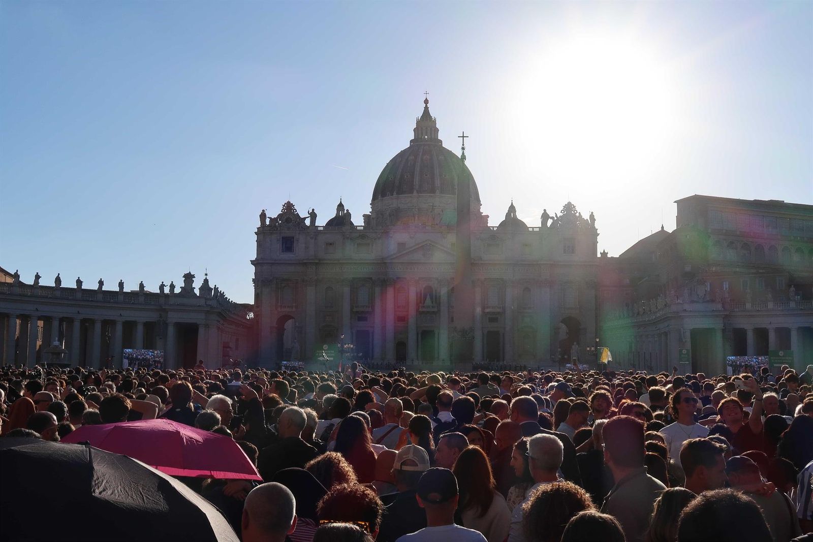 Fumata blanca vista desde la plaza de San Pedro del Vaticano. EP