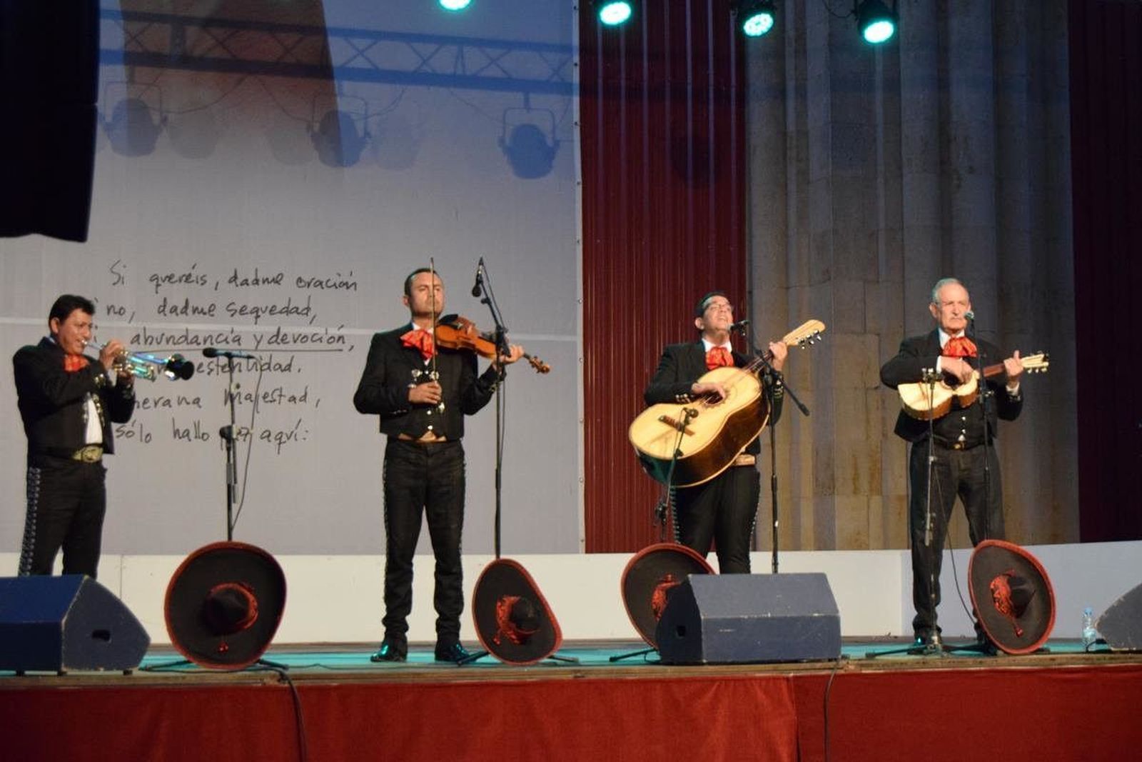 Mariachis para alegrar el domingo albense