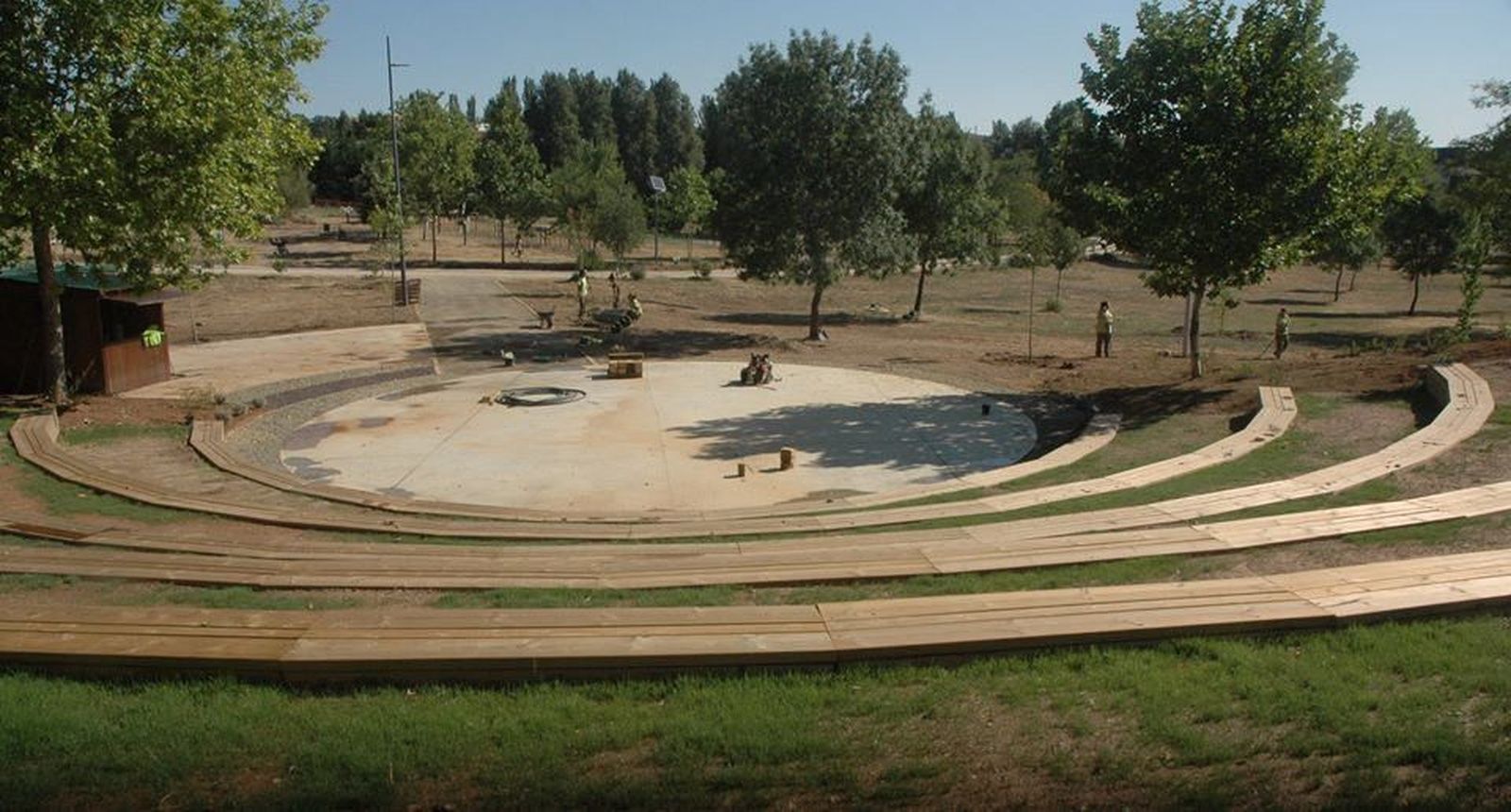 El embellecimiento floral pone fin a los trabajos del auditorio al aire libre