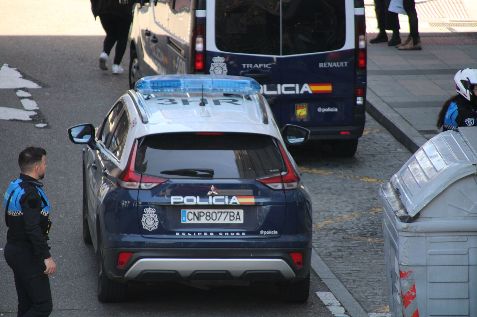 Imagen de archivo de dos vehículos de Policía Nacional