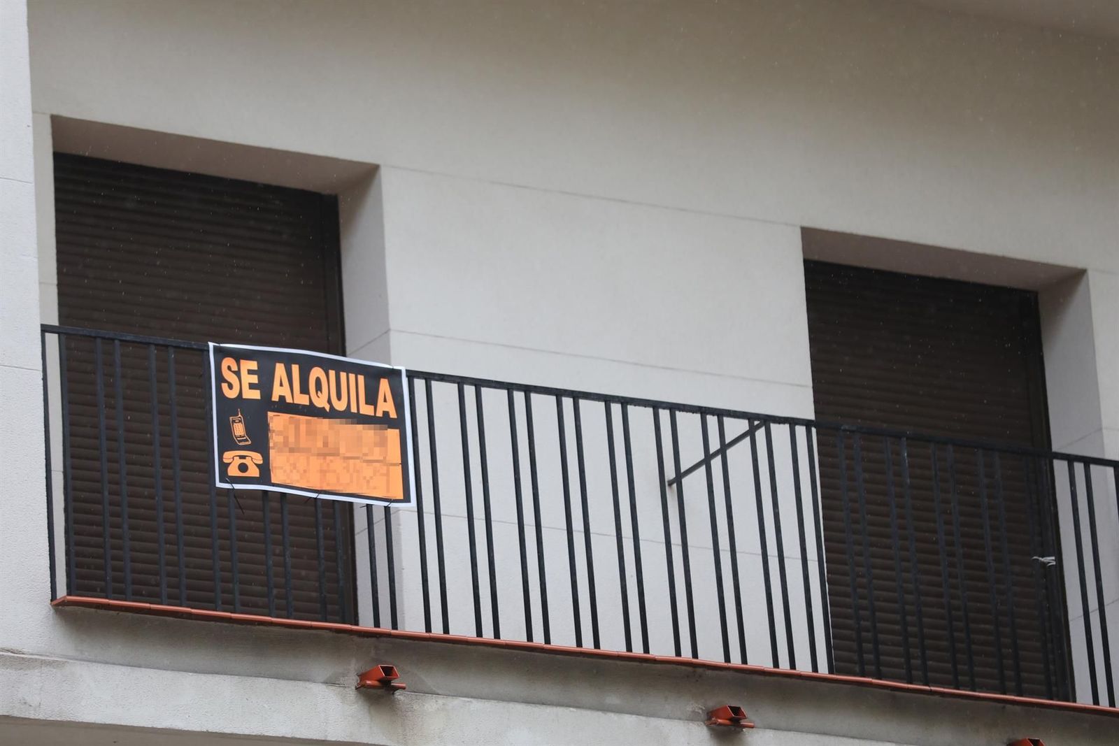 Cartel en una terraza que anuncia el alquiler de una casa EP