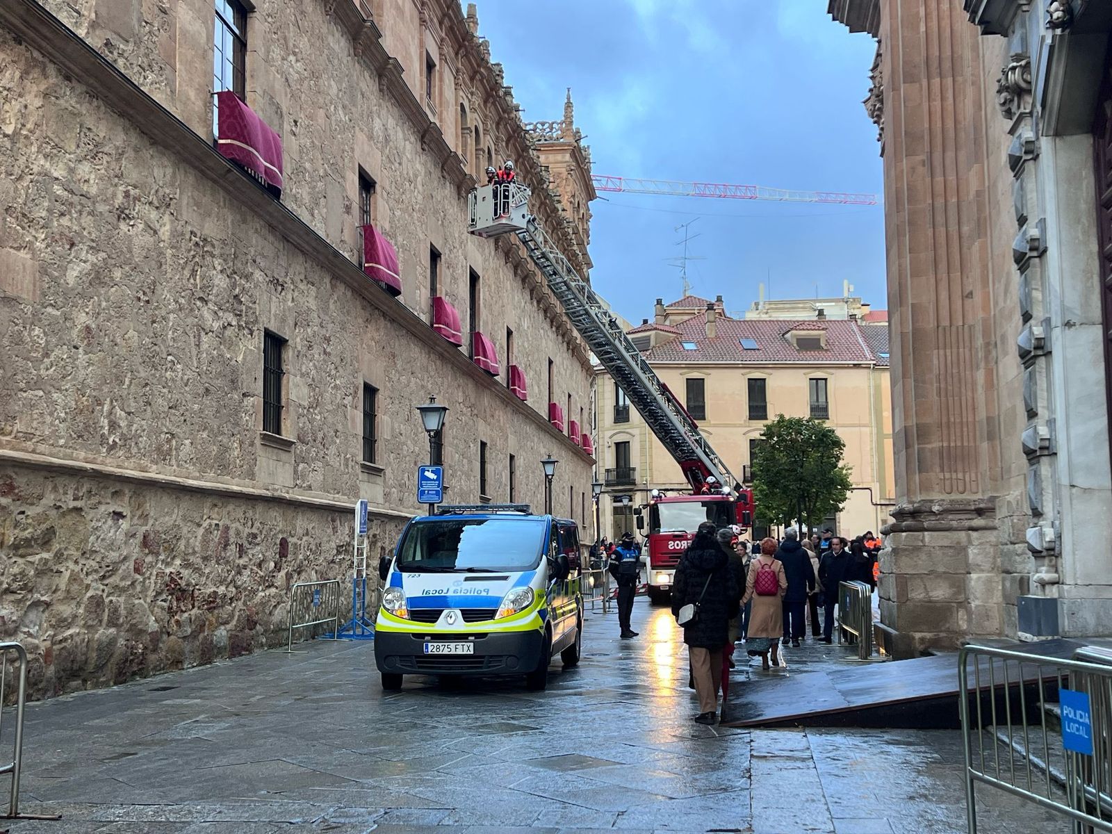 Bomberos en el Palacio de Alba por desprendimiento de piedra