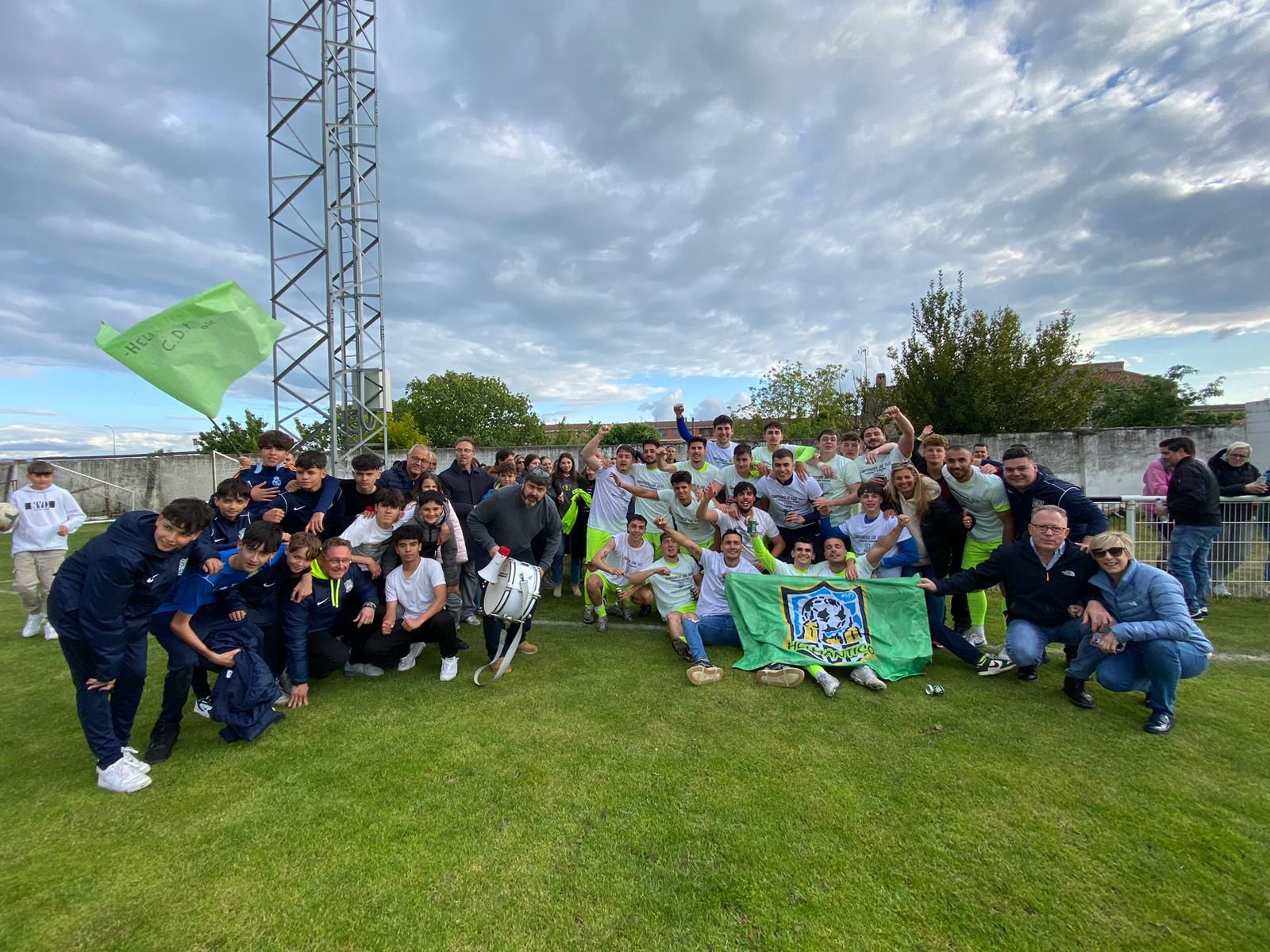 El Helmántico celebra su ascenso a Regional de Aficionados | FOTO HÉCTOR GARCÍA
