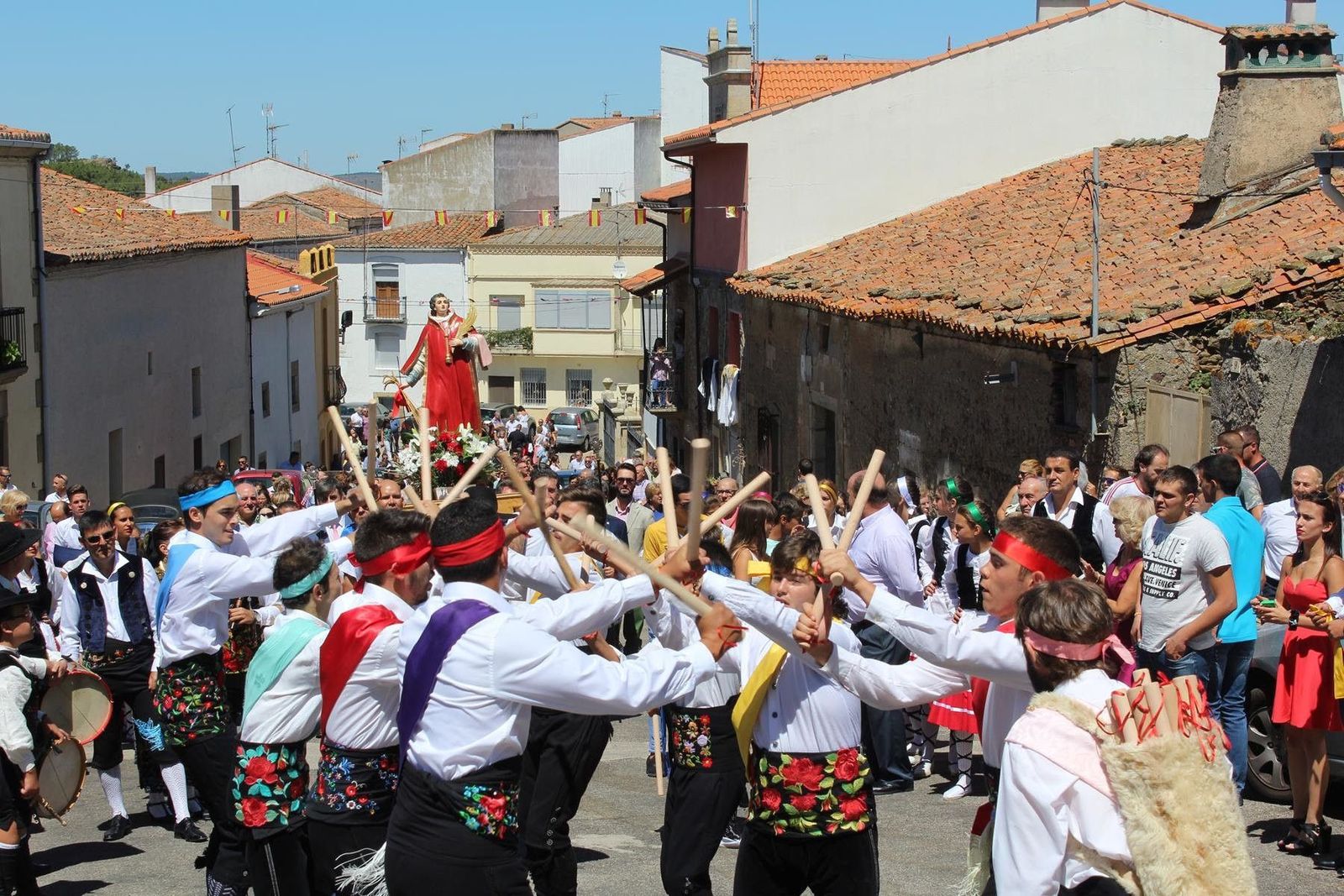 La procesión de San Lorenzo hacia su ermita al ritmo del paleo ilumina el jueves festivo en Saucelle 