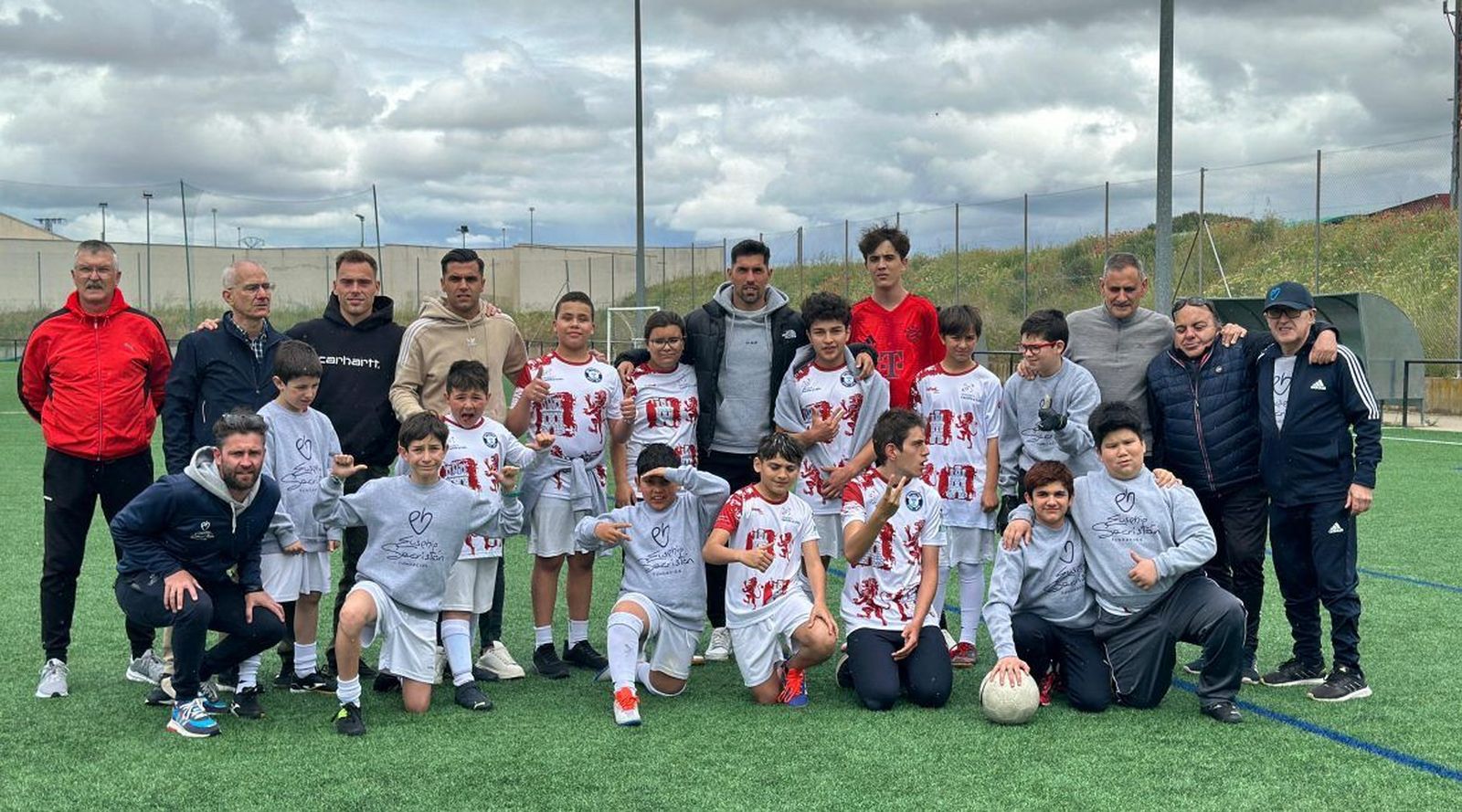 Varios jugadores del Zamora CF acompañan a los niños y niñas de la Escuela 100×100 Deporte en Zamora