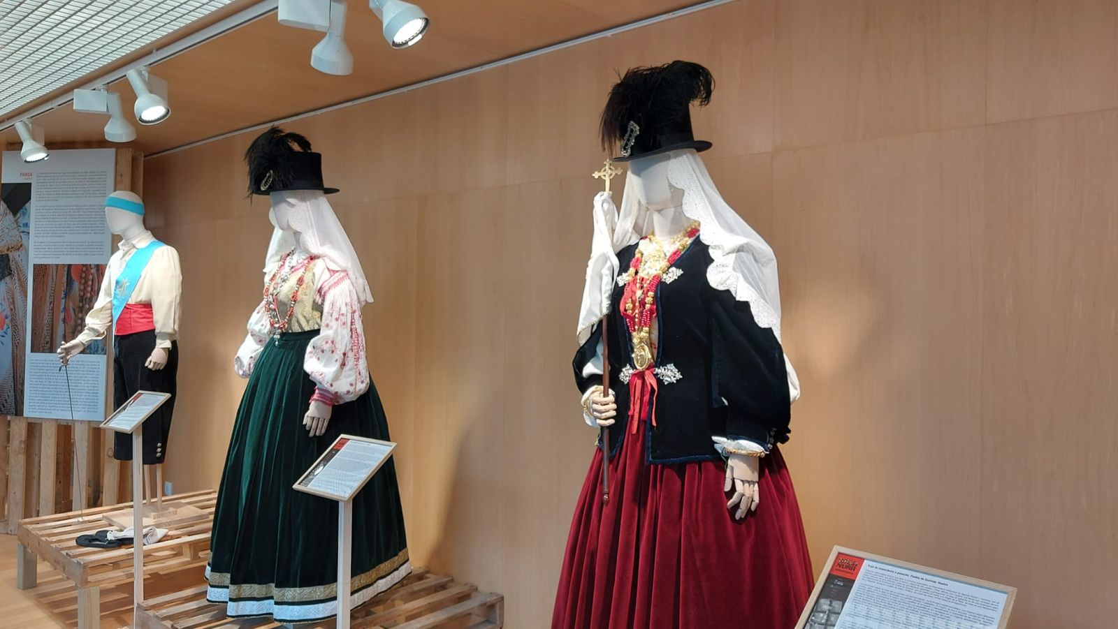 exposicion-v-festival-internacional-de-indumentaria-tradicional-7