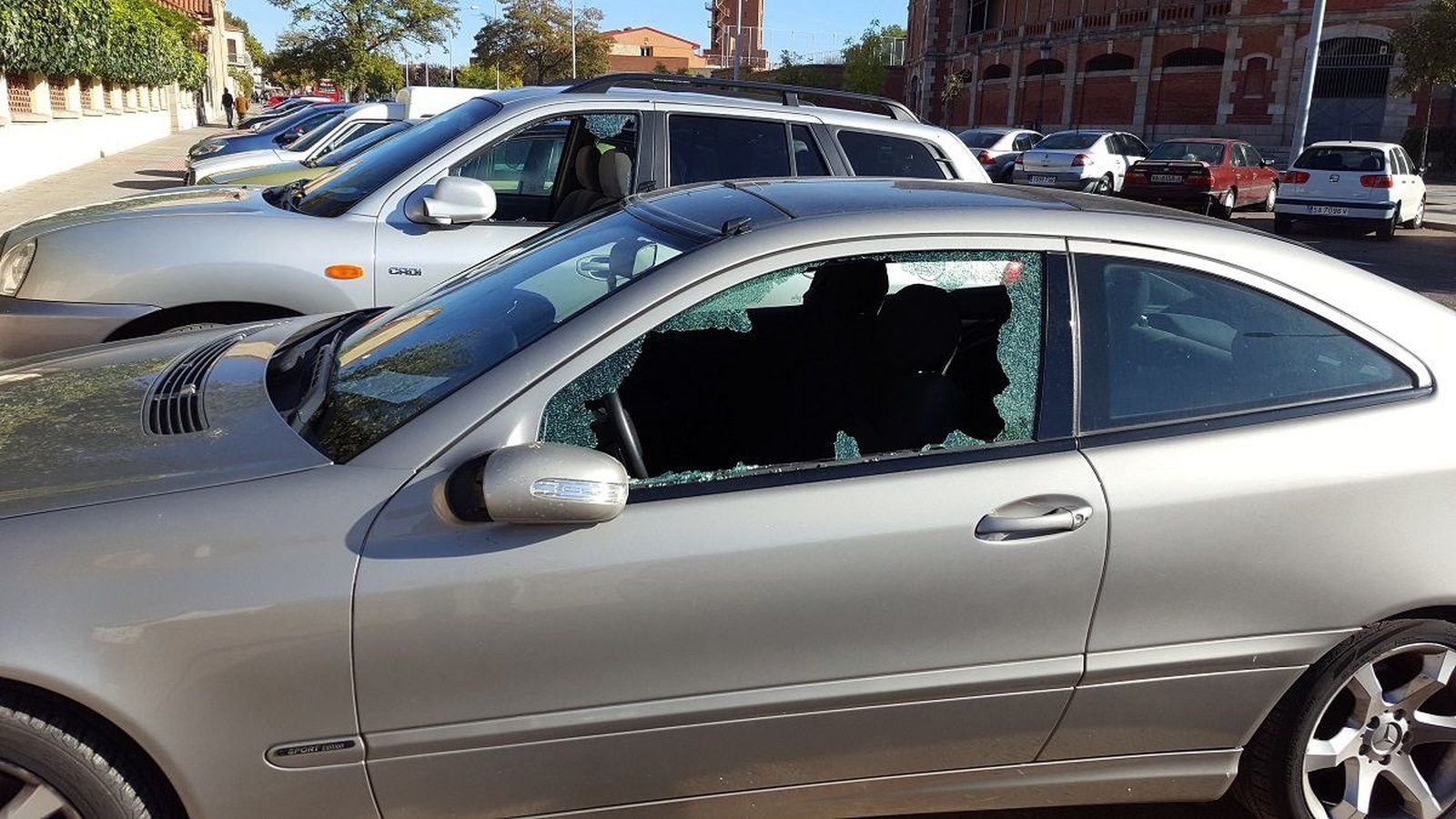 Revientan varias ventanillas de coches en la avenida de la Merced