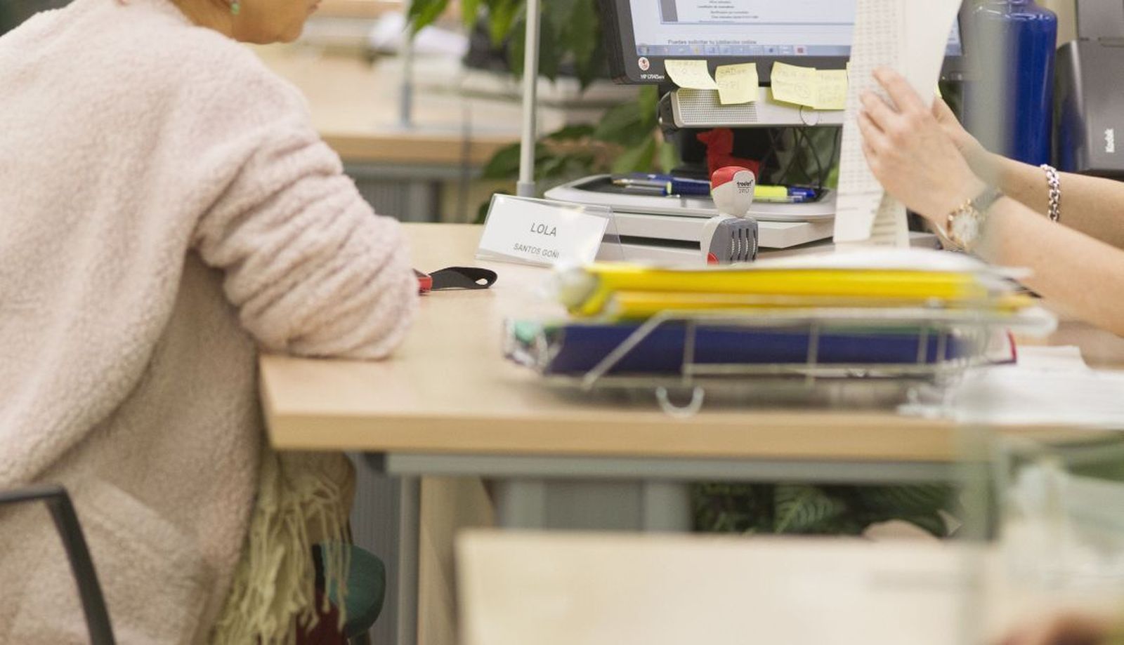 Una trabajadora atiende en una oficina