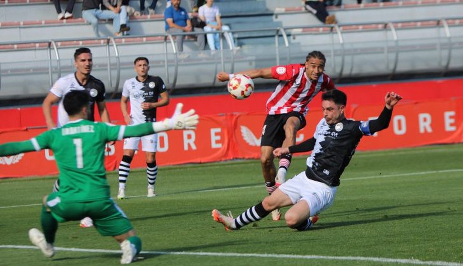 Ramiro tapa una clara ocasión del Biilbao Athletic | FOTO UNIONISTAS CF