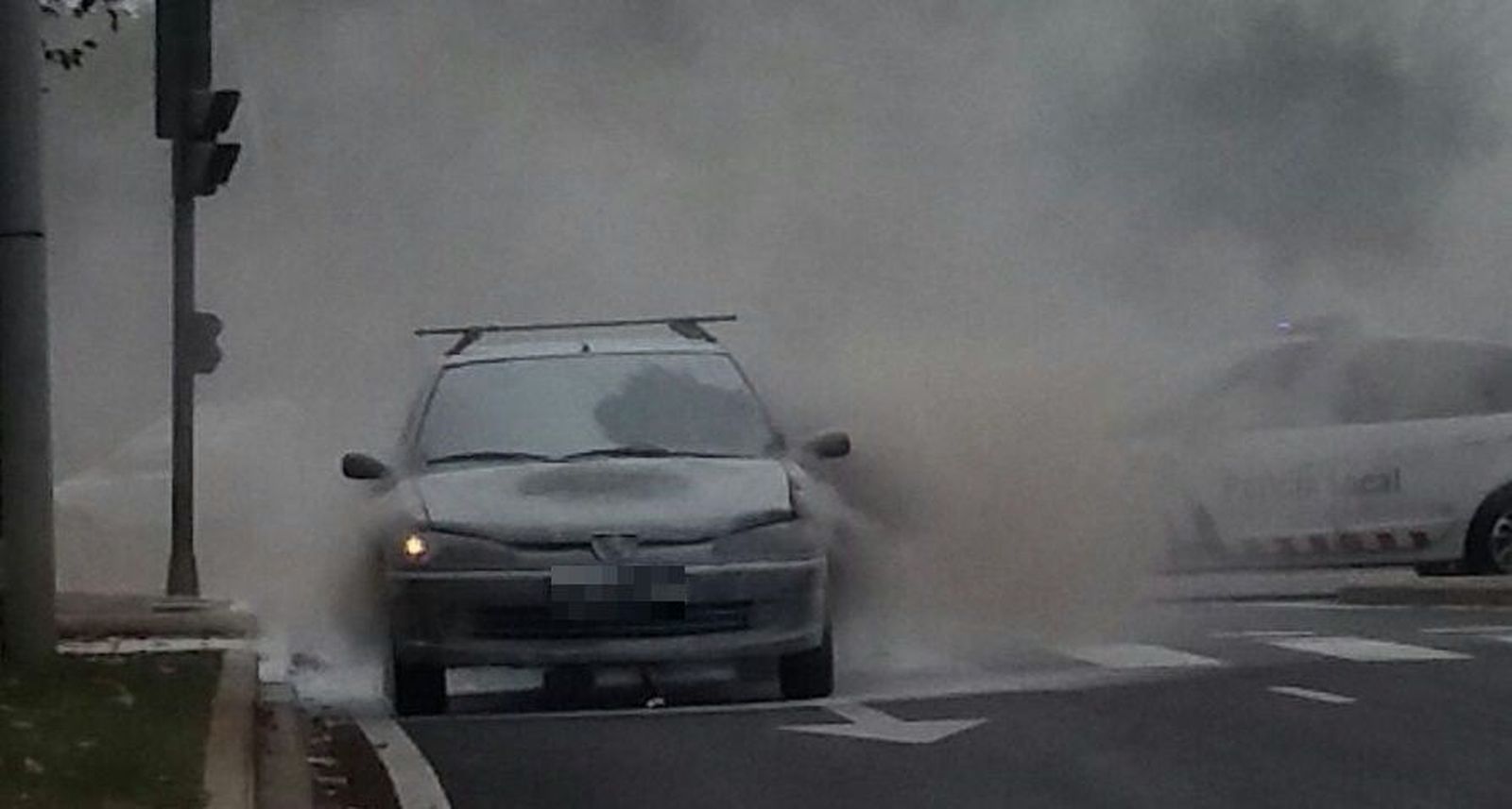 Un vehículo arde en plena Avenida de los Cipreses