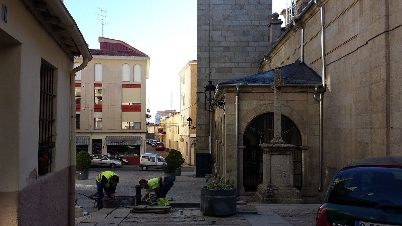 Las Brigadas trabajan en la mejora de uno de los accesos a la iglesia parroquial