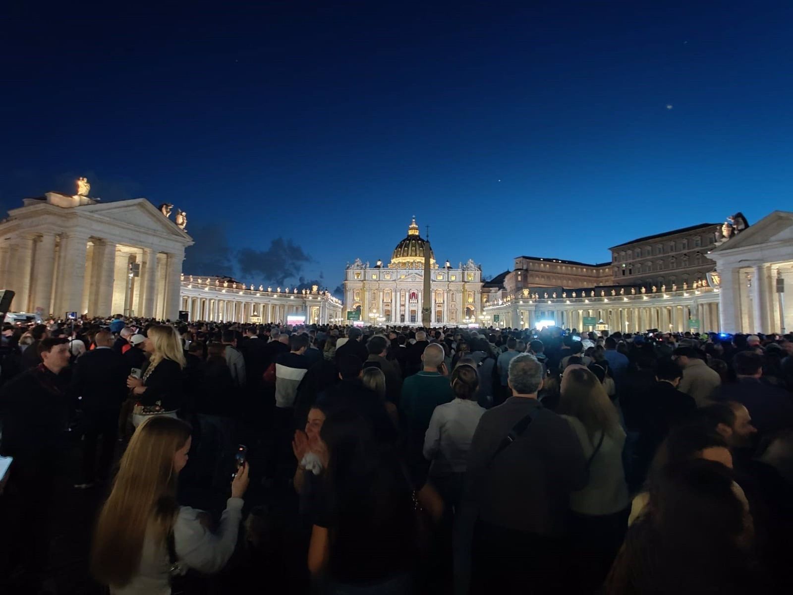 Miles de personas esperando la primera fumata del Cónclave. - EUROPA PRESS