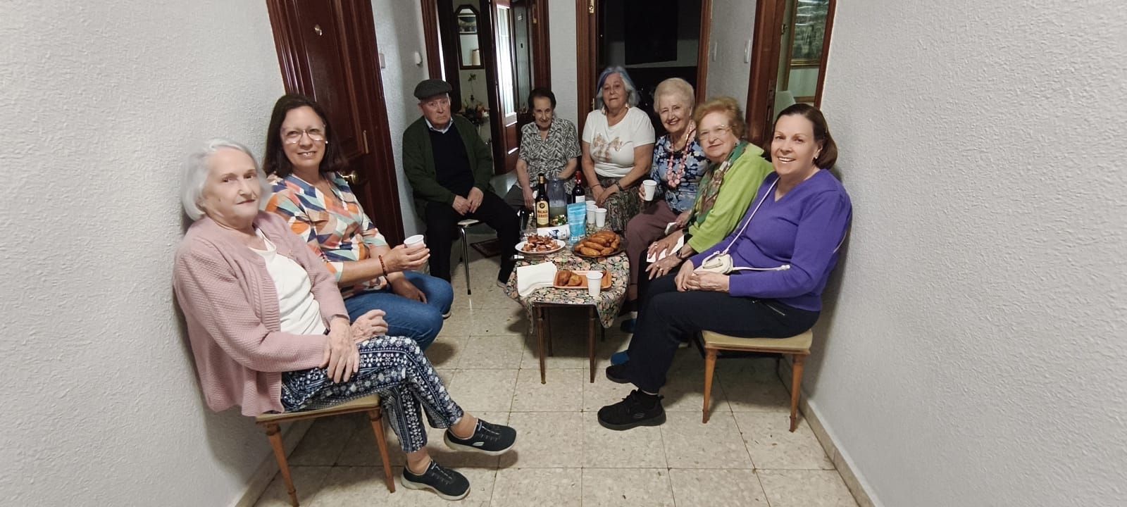 Vecinos de Garrido celebran la vuelta de la luz tras el apagón
