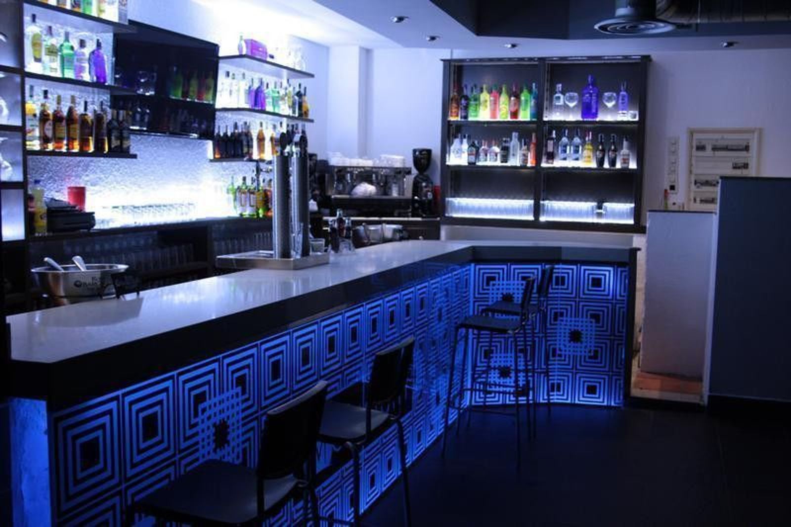 Pub Moonlight: café, copas preparadas y fiesta en la noche albense