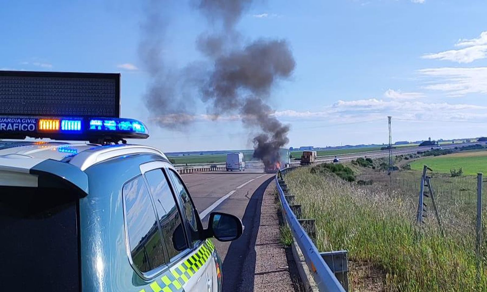 Un turismo arde en la A-62, en Carrascal de Barregas. Guardia Civil de Salamanca