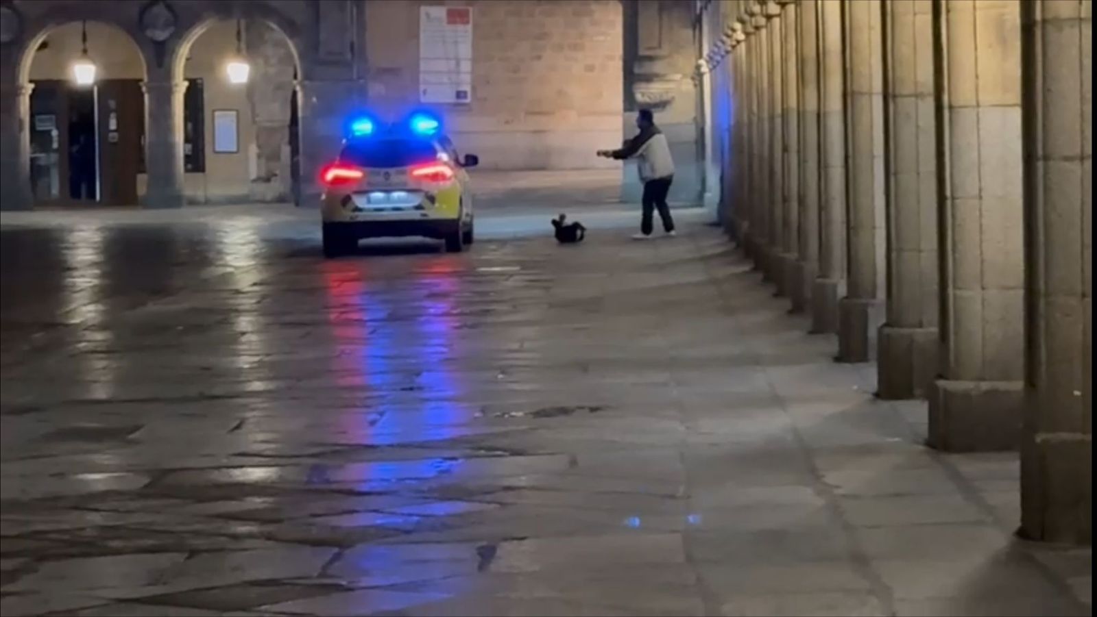 Un 'artista' le canta en directo a la Policía Local a las seis de la mañana en la Plaza Mayor