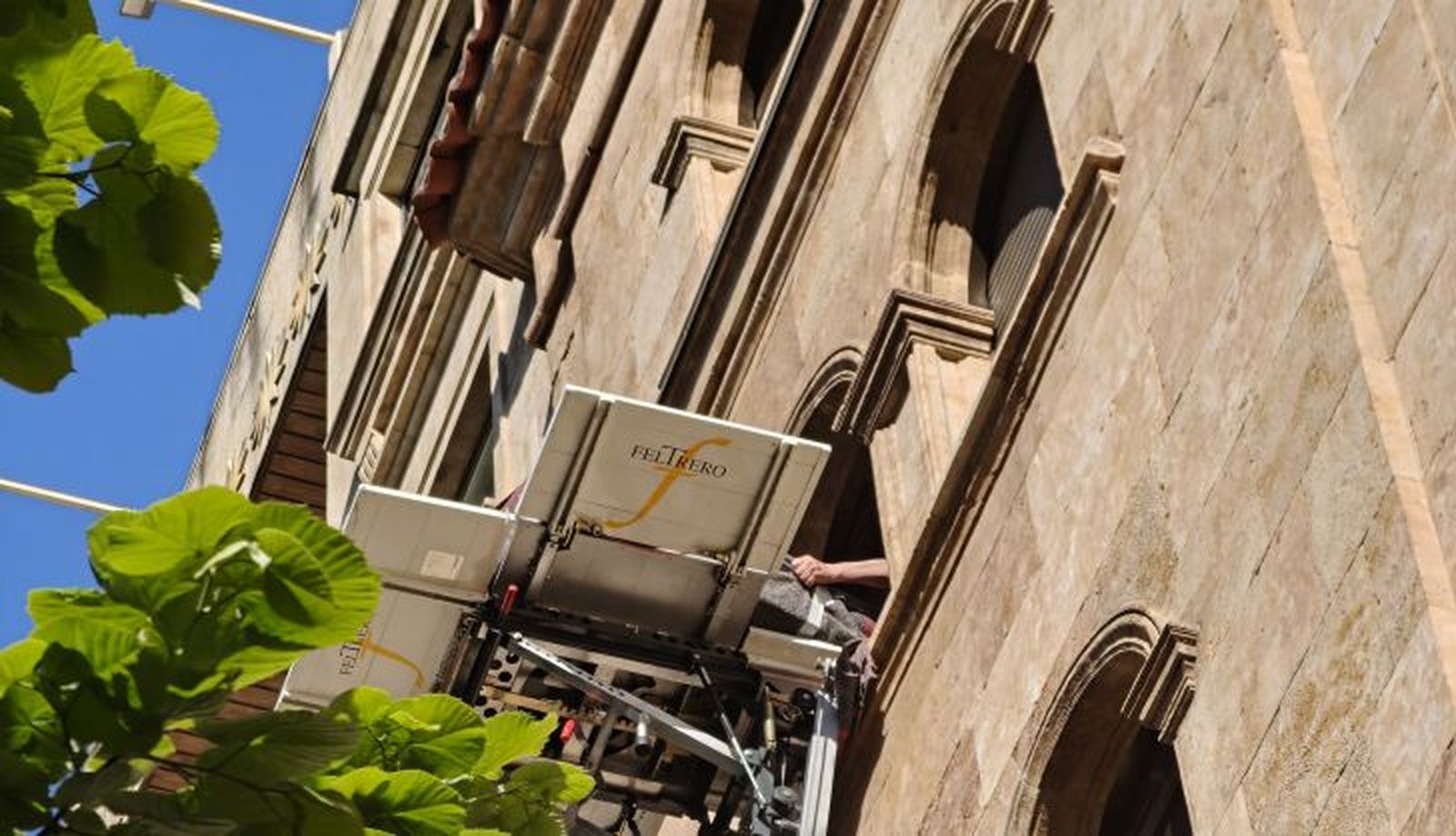 Un mueble de grandes dimensiones se suelta de una grúa en el paseo de la Estación