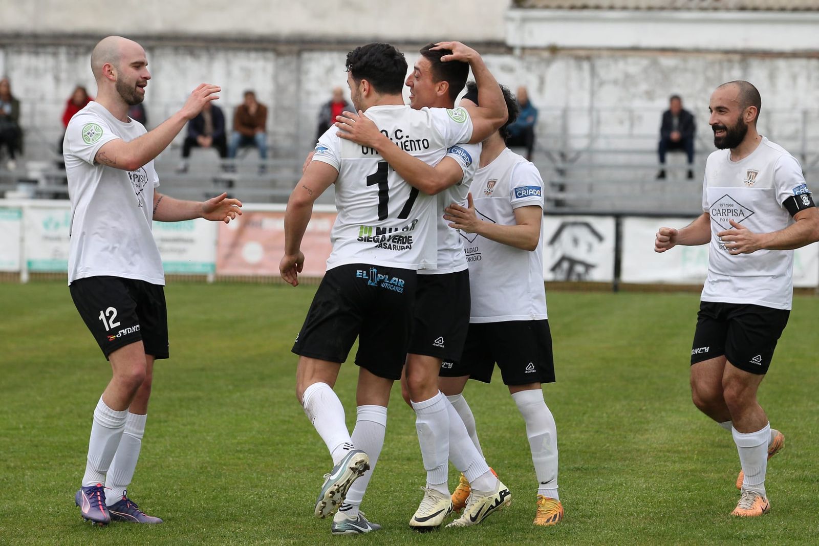 Los jugadores del Ciudad Rodrigo celebran un gol en el Francisco Mateos