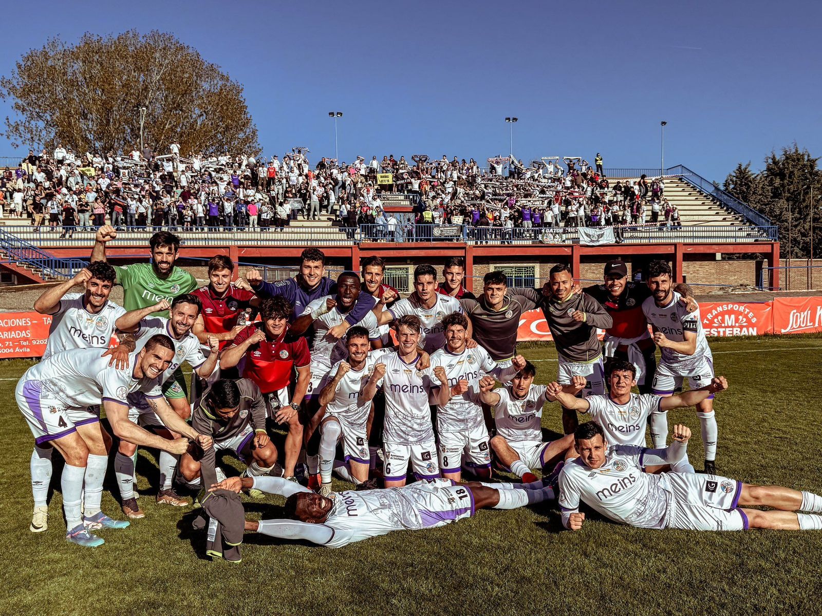 Los jugadores del Salamanca CF UDS celebran con su afición la victoria en Ávila | FOTO SALAMANCA CF UDS