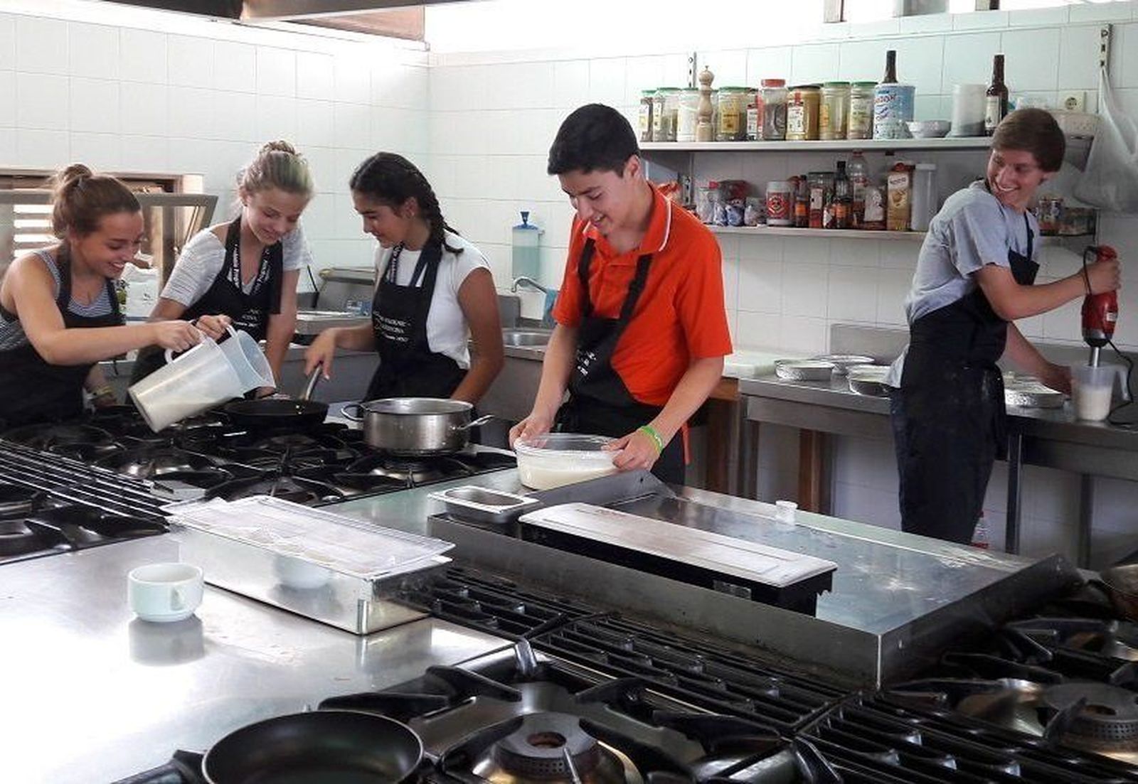 Profesores de la Escuela de Hostelería de Santa Marta participan en el curso de enología de la UPSA