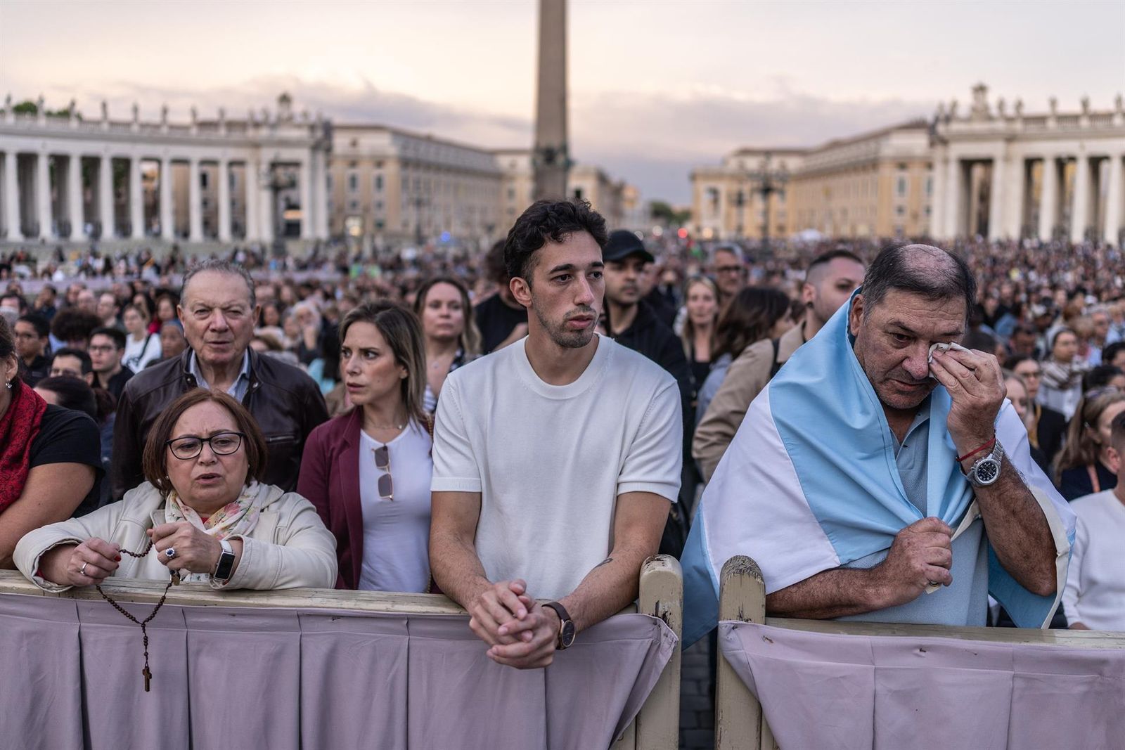Fieles rezan el rosario en la Plaza de San Pedro.   Oliver Weikendpa