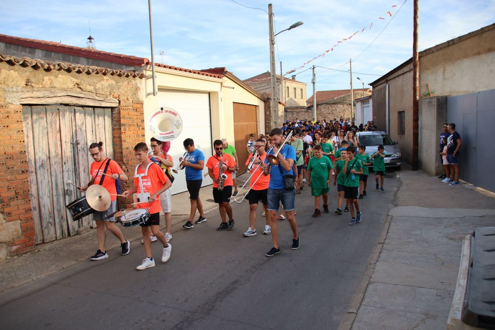 Desfile y animación de peñas en Valdelosa foto de archivo