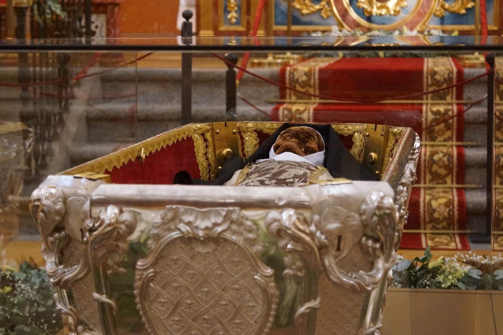 Apertura de la basílica de la Anunciación para venerar el cuerpo de Santa Teresa en Alba de Tormes. Fotos Juanes  (15)