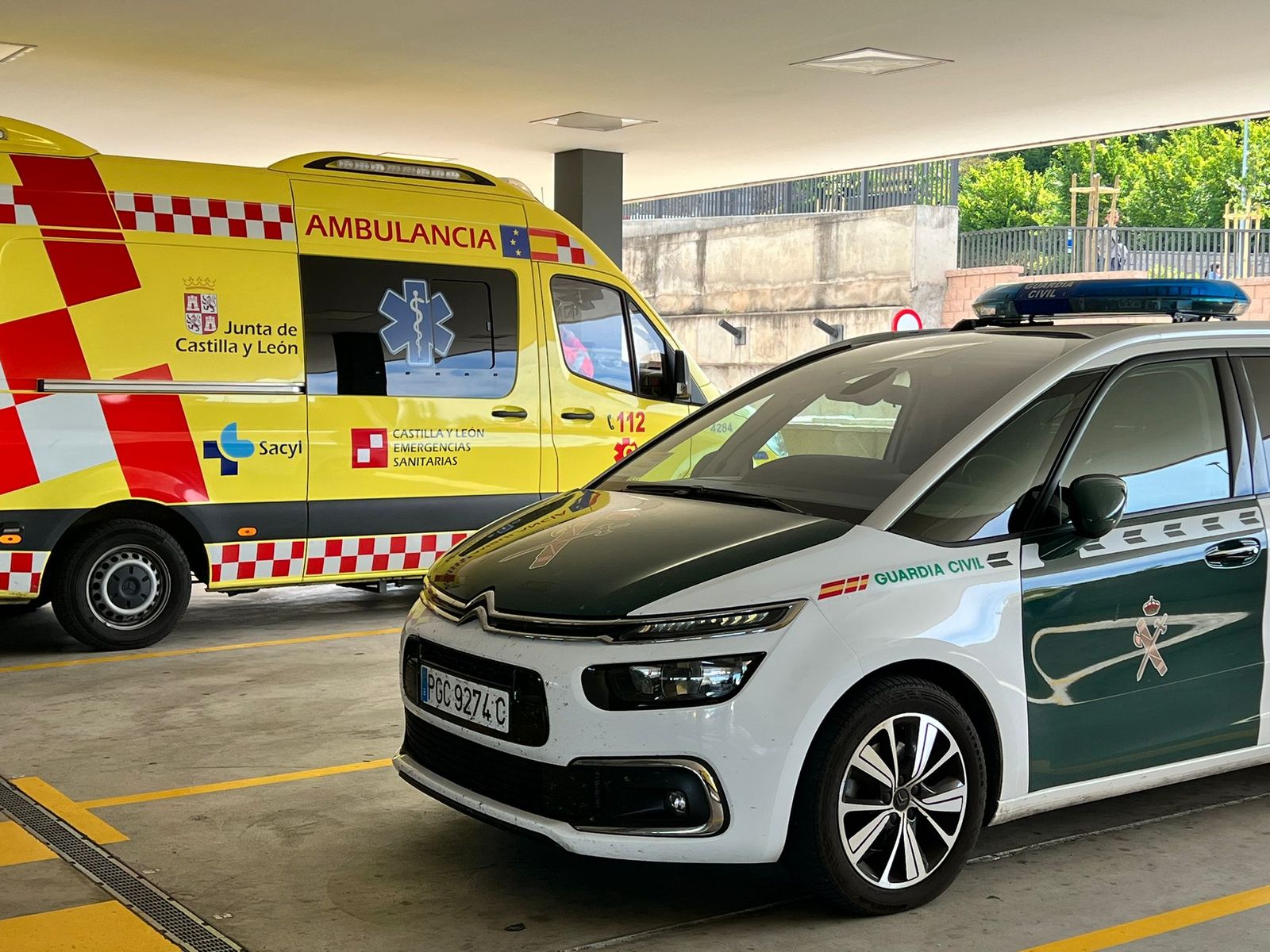 Guardia Civil y ambulancia en Urgencias, Hospital de Salamanca. Archivo (2)