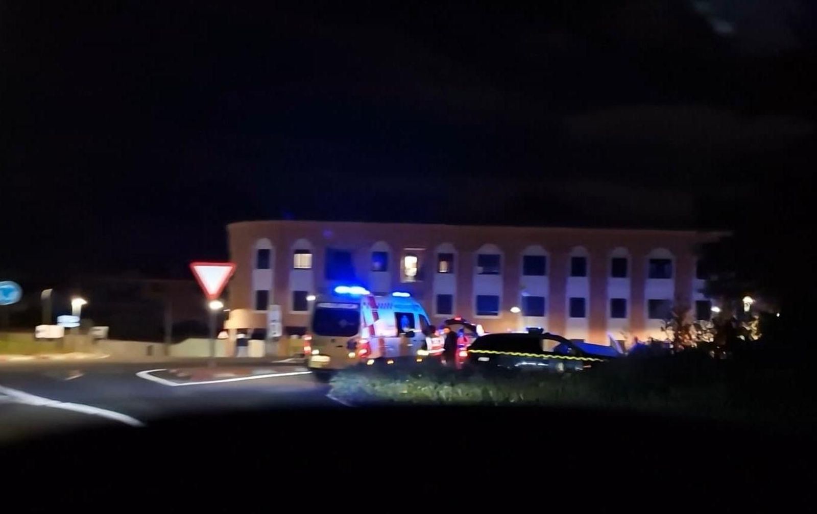 Un vehículo volcado en la N-620, en Castellanos de Moriscos, ambulancia y Guardia Civil de Tráfico