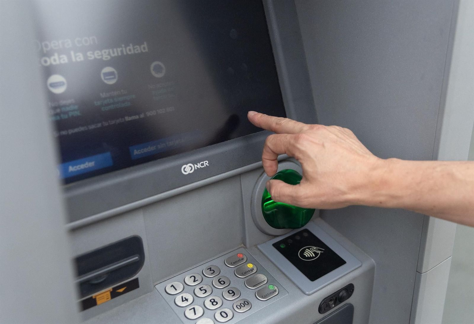 Un hombre utiliza un cajero automático, a 26 de junio de 2024, en Madrid (España).   Eduardo Parra   Europa Press   Archivo