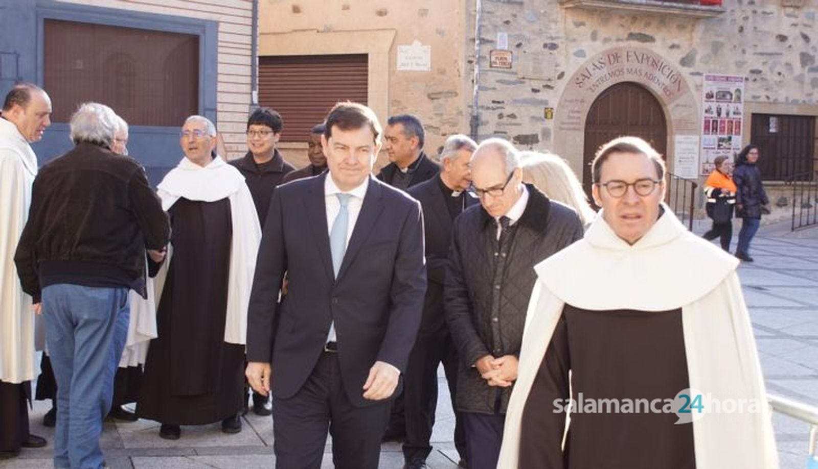 Apertura de la basílica de la Anunciación para venerar el cuerpo de Santa Teresa en Alba de Tormes. Fotos Juanes (3)
