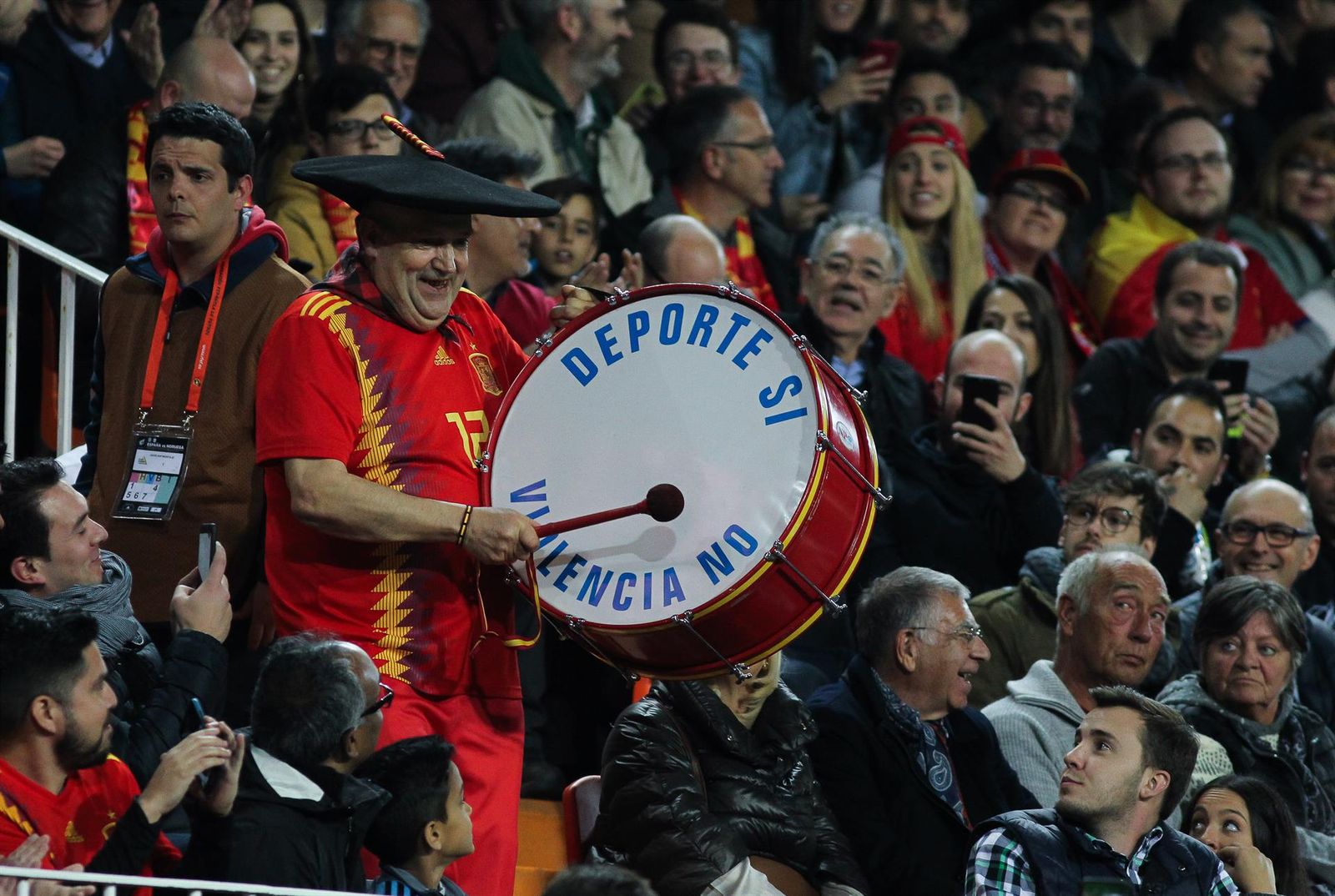 Archivo - Manolo 'el del Bombo', en un partido de la selección española. - Irina R.H. / AFP7 / Europapress - Archivo