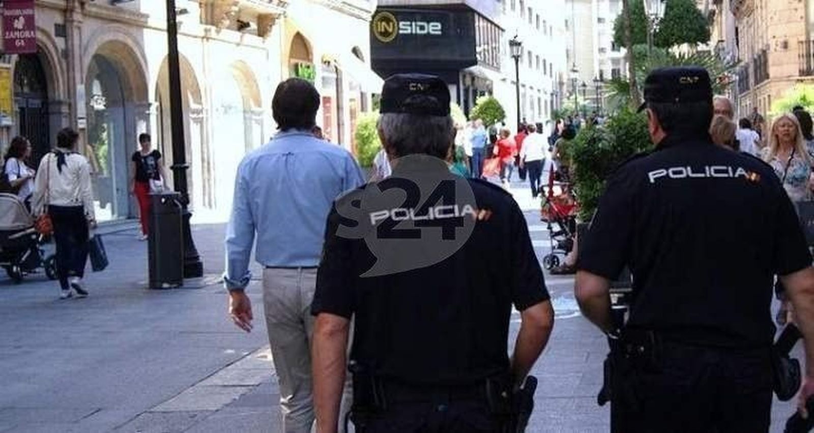 Detenido un reincidente del hurto mientras trataba de huir con varios productos robados