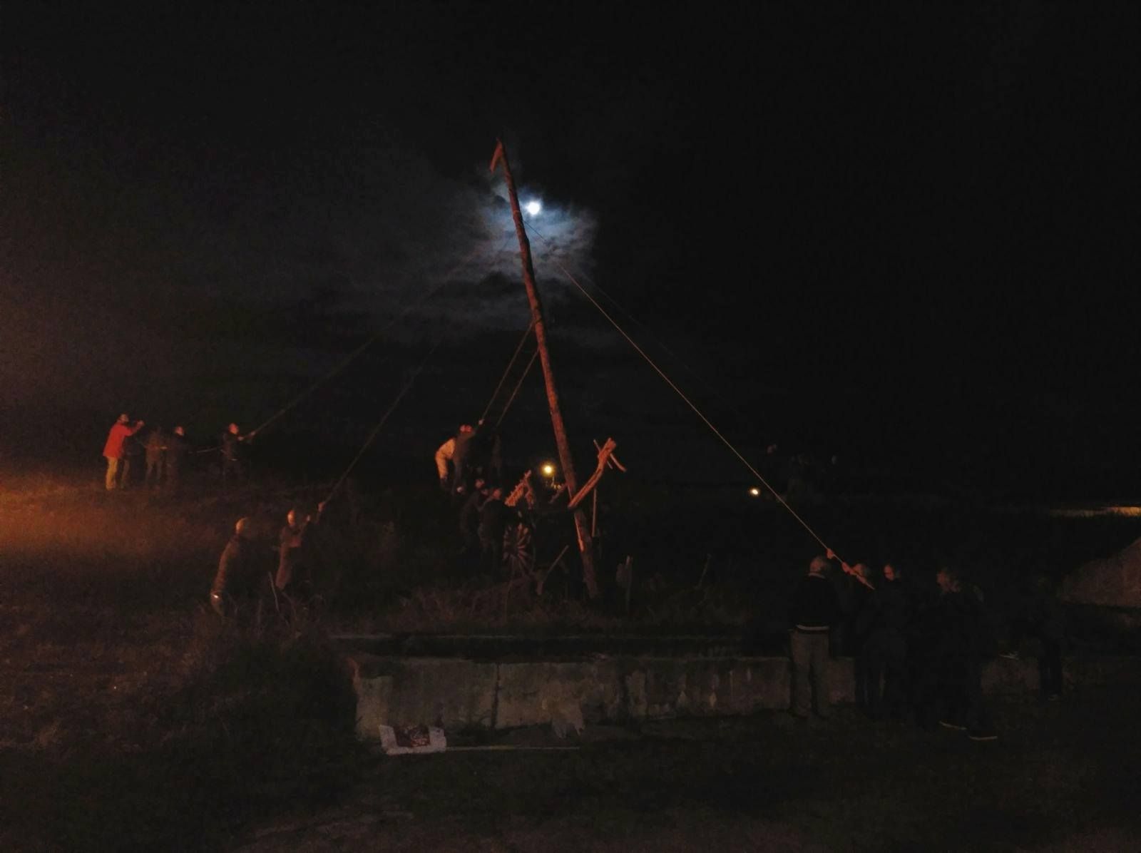 Puesta del Mayo en Villaescusa. Foto Ayuntamiento de Villaescusa. Archivo