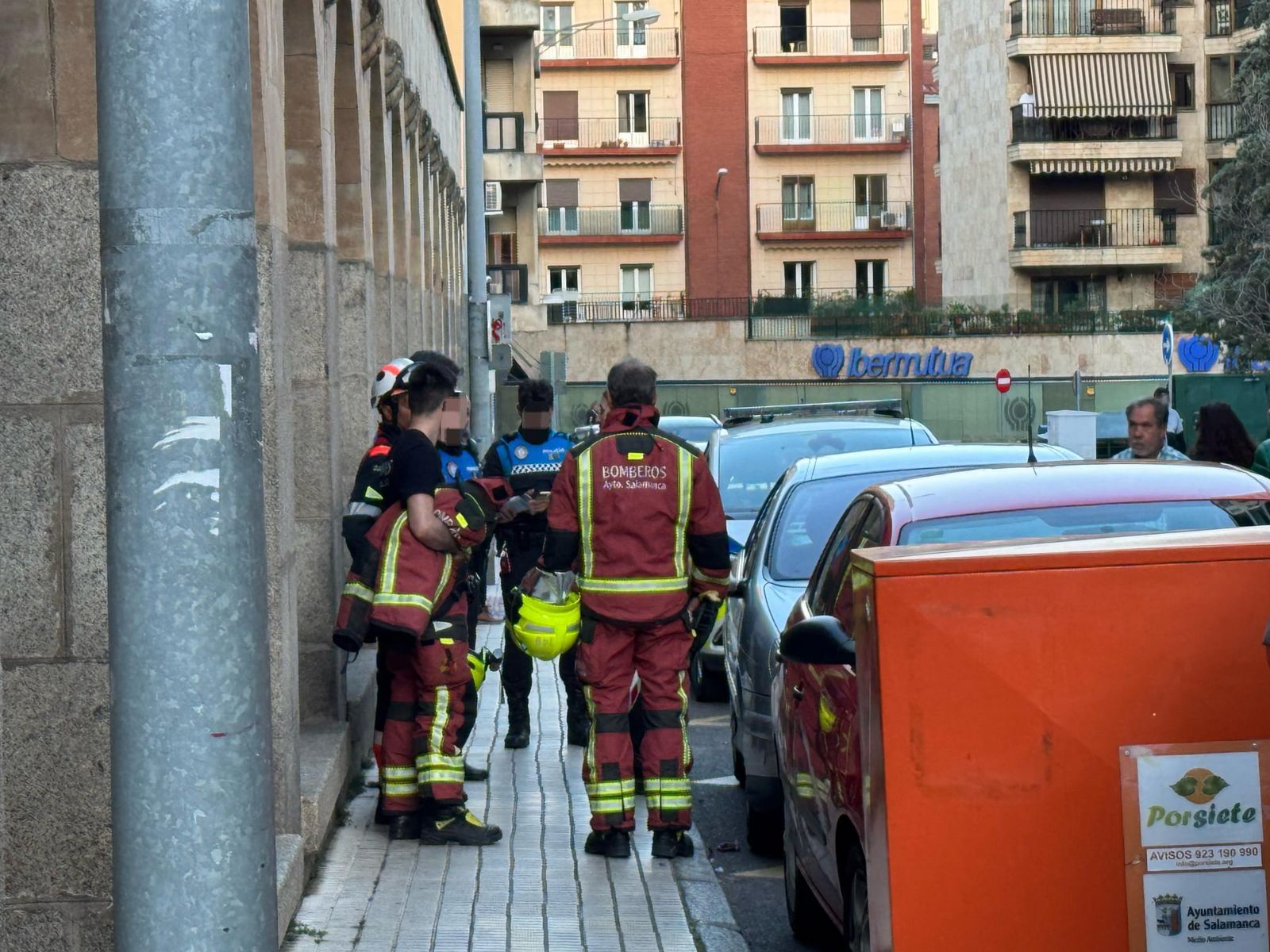 Un vehículo echando humo moviliza a los Bomberos en el centro de Salamanca