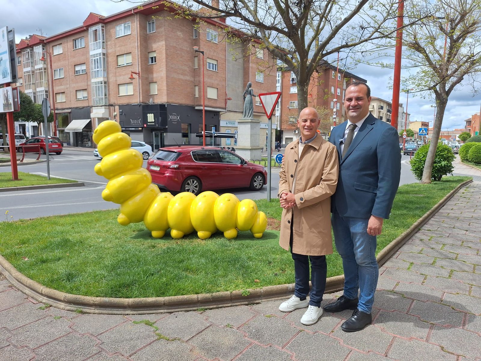 David Mingo y Juan Carlos Bueno junto a la escultura del gusano en Santa Marta