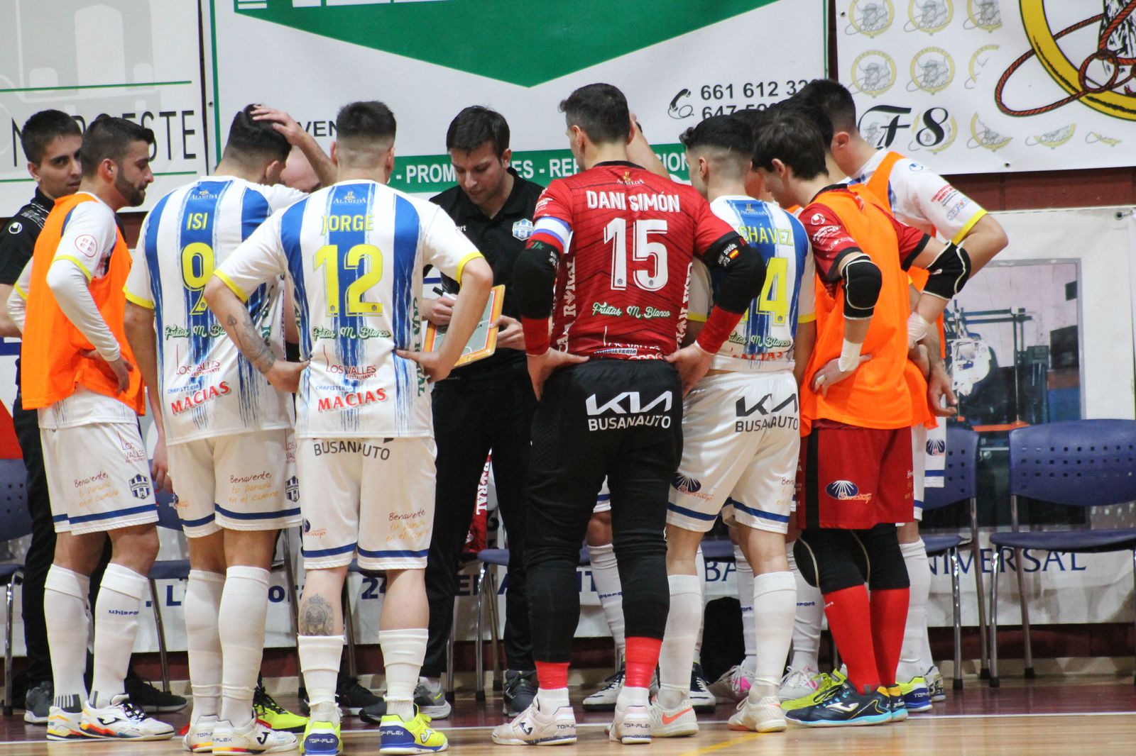 Marcos Vara da instrucciones a sus jugadores en un partido esta temporada en la Rosaleda.