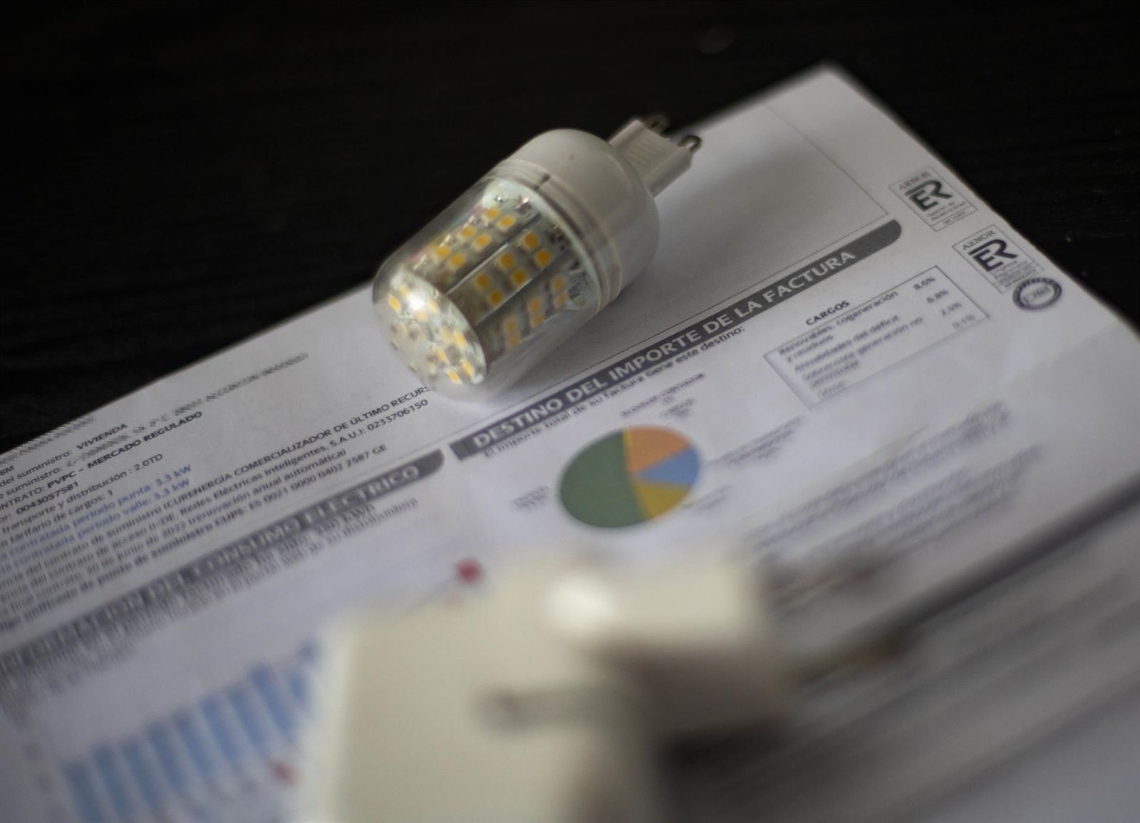 Nueva subida del precio de la luz: casi un 6% más para este sábado. Una factura del consumo de luz. Eduardo Parra - Europa Press. Archivo.