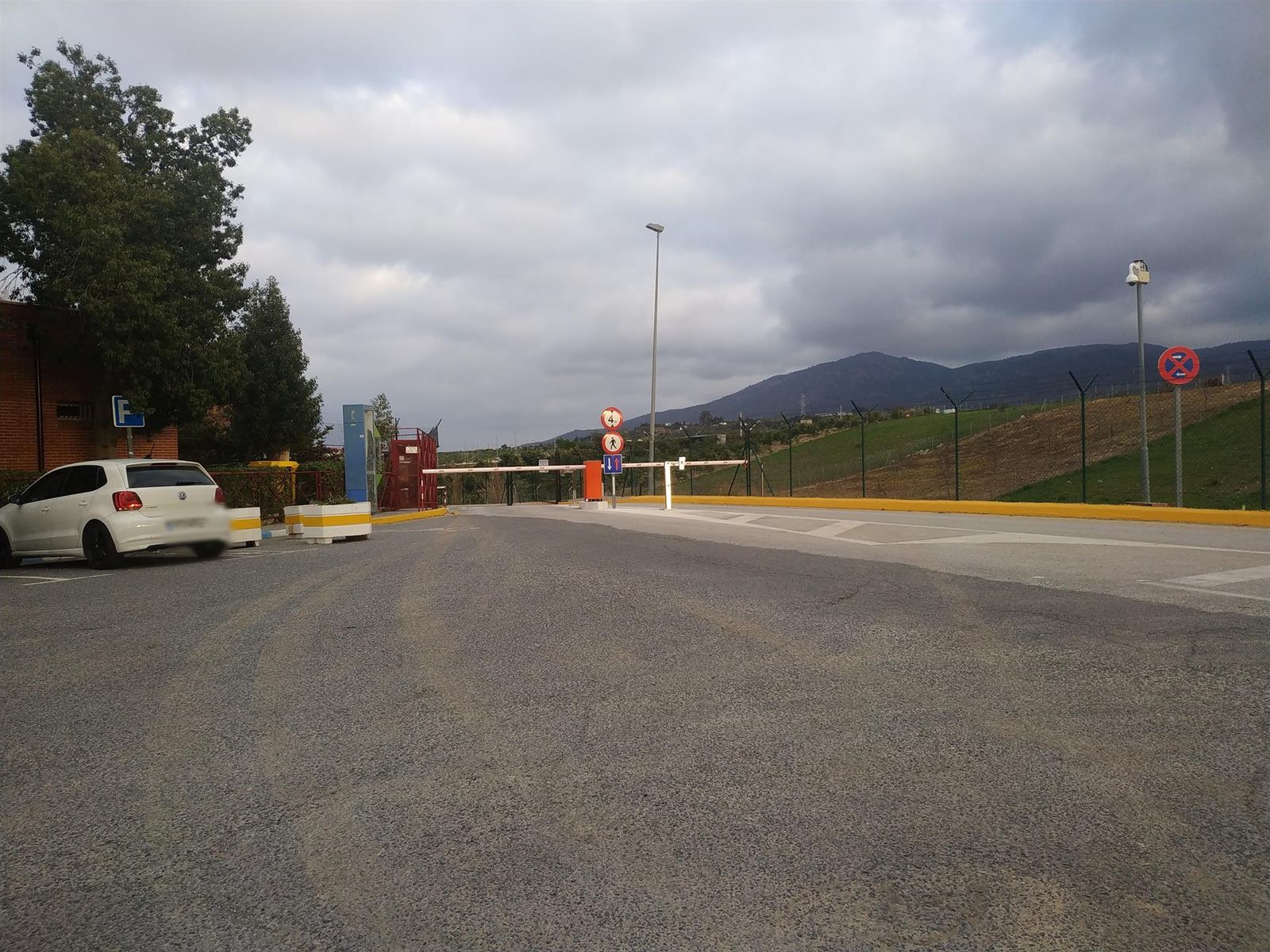 Entrada de vehículos de la cárcel de Alhaurín de la Torre (Málaga) - EUROPA PRESS - Archivo