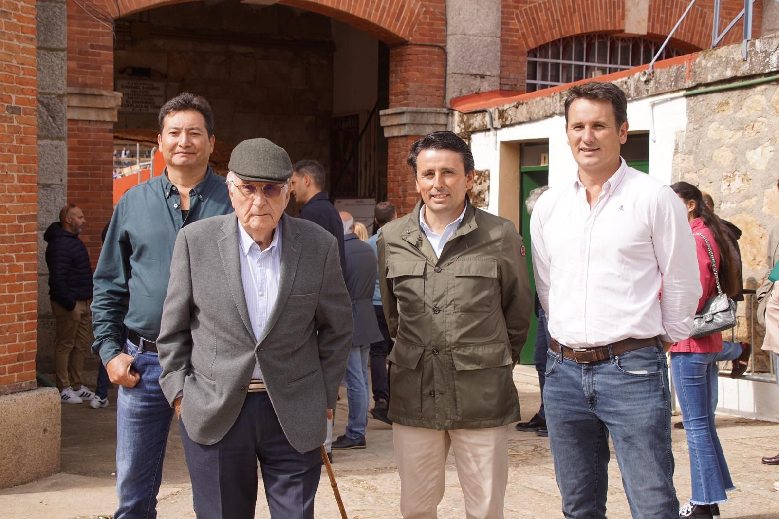 Los ganaderos de 'El Puerto de San Lorenzo' y 'La Ventana del Puerto', Lorenzo Fraile padre, junto a sus hijos José Juan y Lorenzo, y el mayoral de la ganadería. Foto Juanes