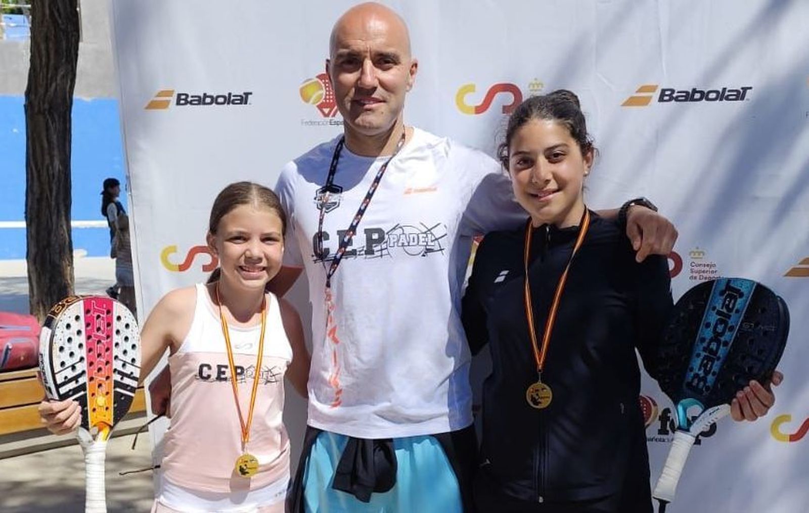 Diana González y Lucía Carretero, junto a Miguel Ángel Moreno