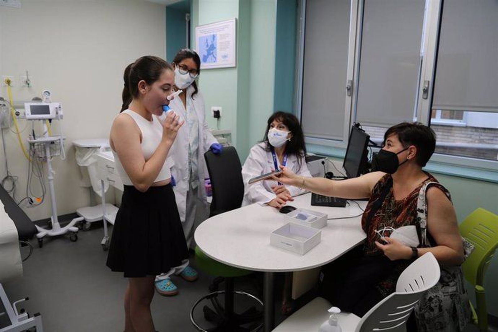 Una paciente en la Unidad de Fibrosis Quística del Hospital de Vall d'Hebron de Barcelona. EP.